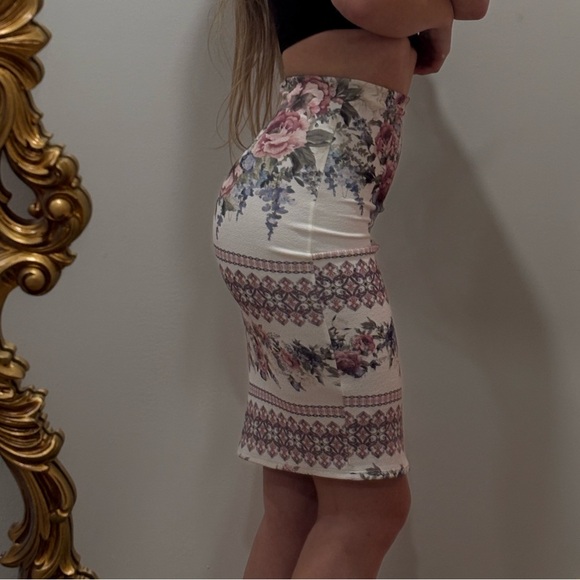 Floral Patterned Skirt - Picture 4 of 9